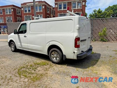 Trzecie zdjęcie samochodu z tyłu: 2020 NISSAN NV 2500 HD SV VIN:1N6BF0KY1LN800482 - miniatura