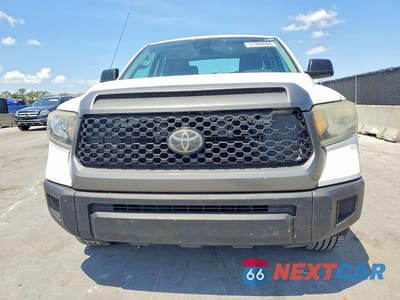 Piąte zdjęcie samochodu w środku: 2018 TOYOTA TUNDRA SR VIN:5TFRM5F19JX133695 - miniatura