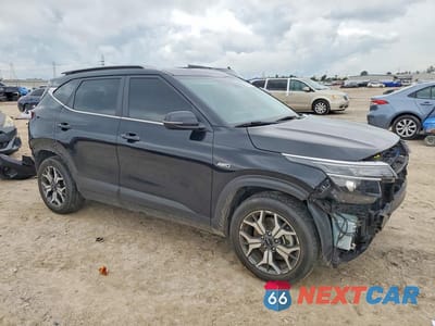 Czwarte zdjęcie samochodu z boku: 2023 KIA SELTOS VIN:KNDERCAA8P7438531 - miniatura