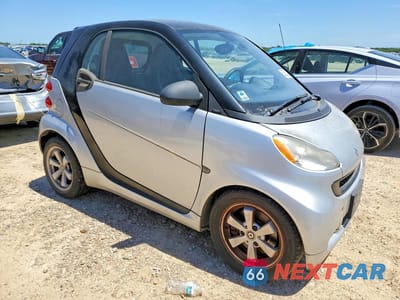 Czwarte zdjęcie samochodu z boku: 2012 SMART FORTWO PURE VIN:WMEEJ3BA7CK568007 - miniatura