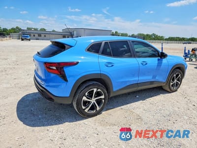 Trzecie zdjęcie samochodu z tyłu: 2024 CHEVROLET TRAX 1RS VIN:KL77LGE23RC223487 - miniatura