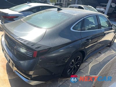 Czwarte zdjęcie samochodu z boku: 2025 HYUNDAI SONATA SEL VIN:KMHL64JA0SA464859 - miniatura