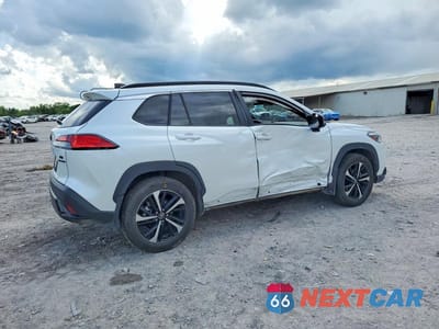 Trzecie zdjęcie samochodu z tyłu: 2025 TOYOTA COROLLA CROSS HYBRID XSE VIN:7MUFBABG4SV086441 - miniatura