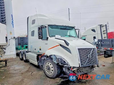 Czwarte zdjęcie samochodu z boku: 2023 VOLVO VN VNL VIN:4V4NC9EH0PN336877 - miniatura