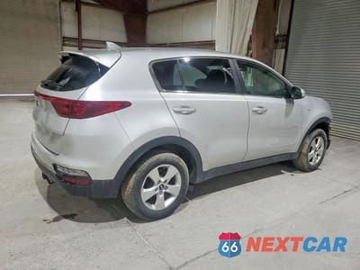 Trzecie zdjęcie samochodu z tyłu: 2020 KIA SPORTAGE LX VIN:KNDPMCAC4L7662625 - miniatura