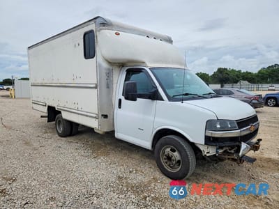Czwarte zdjęcie samochodu z boku: 2020 CHEVROLET EXPRESS G3500 DELIVERY TRUCK VIN:1GB3GSCGXL1273852 - miniatura