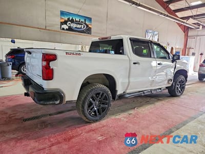 Trzecie zdjęcie samochodu z tyłu: 2025 CHEVROLET SILVERADO K1500 TRAIL BOSS CUSTOM VIN:3GCUKCED5SG152413 - miniatura