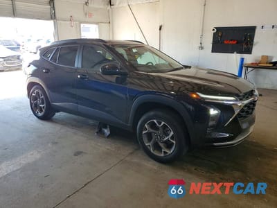Czwarte zdjęcie samochodu z boku: 2024 CHEVROLET TRAX 1LT VIN:KL77LHE2XRC079409 - miniatura