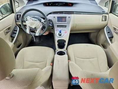 Zdjęcie 8 z 12 samochodu: 2014 TOYOTA PRIUS TWO VIN:JTDKN3DU9E1748739 - miniatura