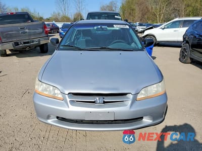 Piąte zdjęcie samochodu w środku: 2000 HONDA ACCORD DX VIN:1HGCF8548YA803328 - miniatura
