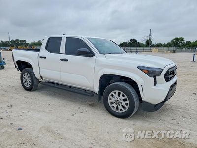 Czwarte zdjęcie samochodu z boku: 2024 TOYOTA TACOMA SR VIN:3TYKD5HN9RT011636 - miniatura