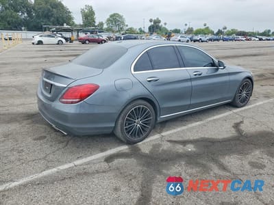 Trzecie zdjęcie samochodu z tyłu: 2019 MERCEDES-BENZ C 300 VIN:55SWF8DBXKU299986 - miniatura
