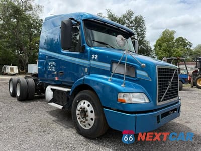 2013 VOLVO VNM 4V4MC9EH9DN566408 - główne zdjęcie licytacji z USA - miniatura