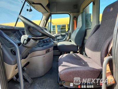 Piąte zdjęcie samochodu w środku: 2016 FREIGHTLINER CASCADIA 125 SEMI TRUCK VIN:1FUBGEDV3GLHC5762 - miniatura