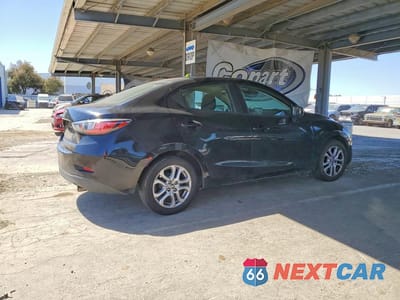 Trzecie zdjęcie samochodu z tyłu: 2016 SCION IA BASE VIN:3MYDLBZV2GY114022 - miniatura