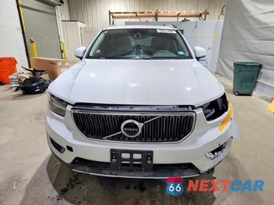Piąte zdjęcie samochodu w środku: 2020 VOLVO XC40 T5 MOMENTUM VIN:YV4162UK1L2288336 - miniatura