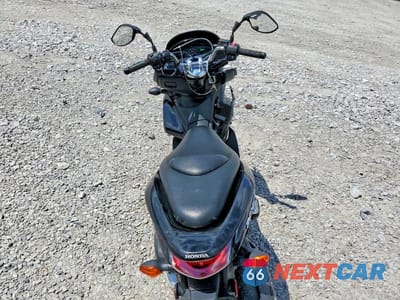Zdjęcie 6 z 9 samochodu: 2013 HONDA PCX 150 VIN:MLHKF1210D5006454 - miniatura