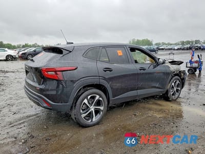 Trzecie zdjęcie samochodu z tyłu: 2024 CHEVROLET TRAX 1RS VIN:KL77LGE25RC125061 - miniatura