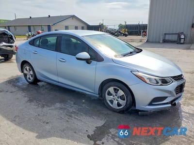 Czwarte zdjęcie samochodu z boku: 2018 CHEVROLET CRUZE LS VIN:1G1BC5SM1J7207737 - miniatura