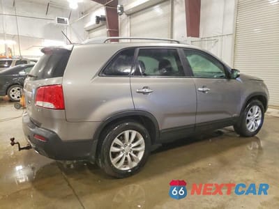 Trzecie zdjęcie samochodu z tyłu: 2011 KIA SORENTO EX VIN:5XYKUDA27BG129452 - miniatura