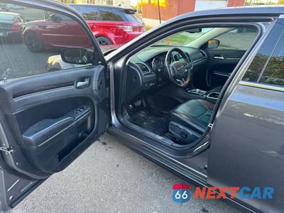 Piąte zdjęcie samochodu w środku: 2016 CHRYSLER 300 LIMITED VIN:2C3CCARG5GH224787 - miniatura
