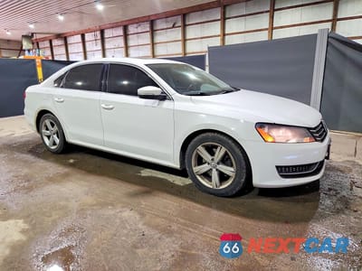 Czwarte zdjęcie samochodu z boku: 2013 VOLKSWAGEN PASSAT SE VIN:1VWBP7A32DC012352 - miniatura