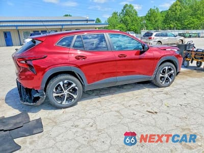 Trzecie zdjęcie samochodu z tyłu: 2024 CHEVROLET TRAX 1RS VIN:KL77LGE22RC018033 - miniatura