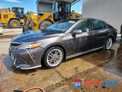 2018 TOYOTA CAMRY XLE 4T1B11HK6JU010961 - główne zdjęcie licytacji z USA - miniatura