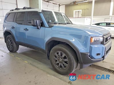 Czwarte zdjęcie samochodu z boku: 2024 TOYOTA LAND CRUISER BASE VIN:JTEABFAJ9RK010371 - miniatura