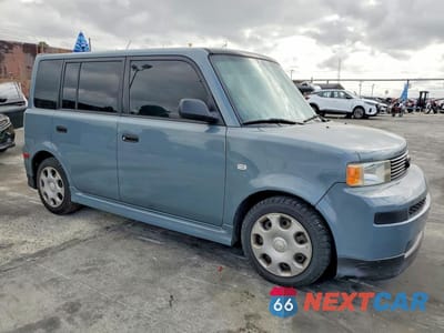 Czwarte zdjęcie samochodu z boku: 2004 TOYOTA SCION XB VIN:JTLKT324X40168014 - miniatura