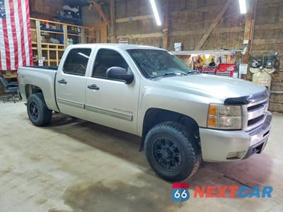 Czwarte zdjęcie samochodu z boku: 2011 CHEVROLET SILVERADO K1500 LT VIN:3GCPKSE32BG296385 - miniatura