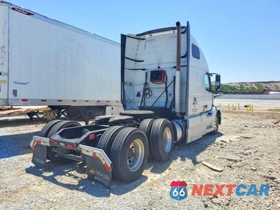 Czwarte zdjęcie samochodu z boku: 2016 VOLVO VNL SEMI TRUCK VIN:4V4NC9EH6GN947660 - miniatura