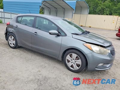 Czwarte zdjęcie samochodu z boku: 2016 KIA FORTE LX VIN:KNAFK5A88G5635595 - miniatura