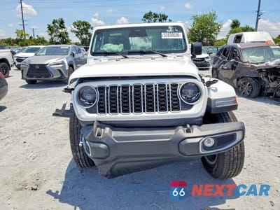 Piąte zdjęcie samochodu w środku: 2026 JEEP WRANGLER SAHARA VIN:1C4PJXEN1TW179787 - miniatura