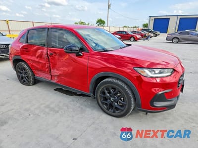 Czwarte zdjęcie samochodu z boku: 2023 HONDA HR-V SPORT VIN:3CZRZ1H58PM736690 - miniatura