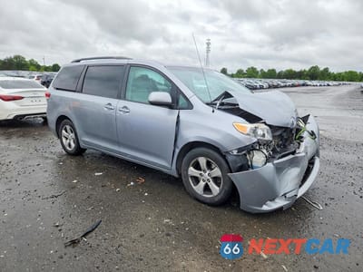 Czwarte zdjęcie samochodu z boku: 2013 TOYOTA SIENNA LE VIN:5TDKK3DCXDS390973 - miniatura