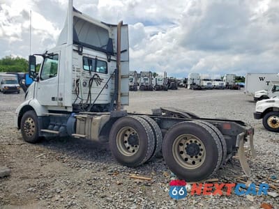 Trzecie zdjęcie samochodu z tyłu: 2021 VOLVO VNR SEMI TRUCK VIN:4V4WC9EH8MN277125 - miniatura