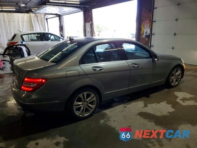 Trzecie zdjęcie samochodu z tyłu: 2013 MERCEDES-BENZ C 300 4MATIC VIN:WDDGF8ABXDR247223 - miniatura