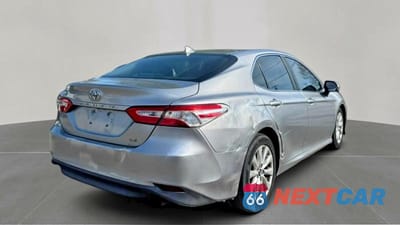 Czwarte zdjęcie samochodu z boku: 2019 TOYOTA CAMRY LE VIN:4T1B11HK0KU196501 - miniatura