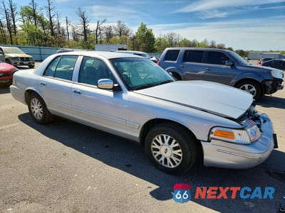 Czwarte zdjęcie samochodu z boku: 2003 FORD CROWN VICTORIA LX VIN:2FAFP74W13X156573 - miniatura