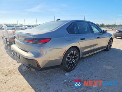 Trzecie zdjęcie samochodu z tyłu: 2025 BMW 760 XI VIN:WBA33EJ09SCU62653 - miniatura