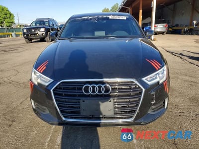 Piąte zdjęcie samochodu w środku: 2018 AUDI A3 PREMIUM VIN:WAUAUGFF3J1045147 - miniatura