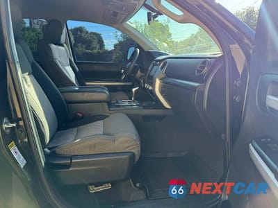 Piąte zdjęcie samochodu w środku: 2015 TOYOTA TUNDRA SR5 VIN:5TFDW5F12FX440668 - miniatura