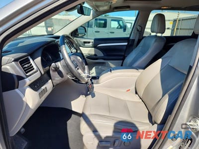 Zdjęcie 7 z 13 samochodu: 2017 TOYOTA HIGHLANDER XLE VIN:5TDKZRFH3HS514109 - miniatura