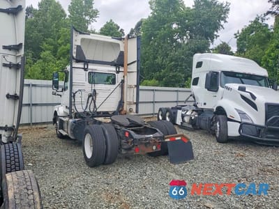 Trzecie zdjęcie samochodu z tyłu: 2018 VOLVO VNL SEMI TRUCK VIN:4V4N39TG3JN988233 - miniatura