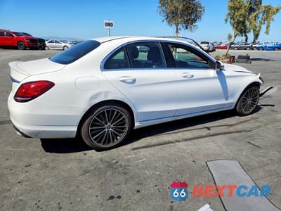 Trzecie zdjęcie samochodu z tyłu: 2019 MERCEDES-BENZ C 300 VIN:55SWF8DBXKU300005 - miniatura
