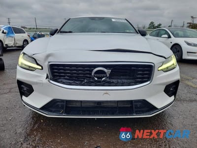Piąte zdjęcie samochodu w środku: 2019 VOLVO S60 T6 R-DESIGN VIN:7JRA22TM6KG014005 - miniatura