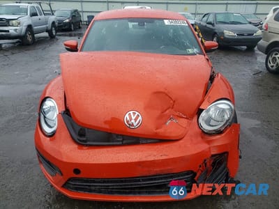 Piąte zdjęcie samochodu w środku: 2018 VOLKSWAGEN BEETLE S VIN:3VWFD7AT2JM713347 - miniatura