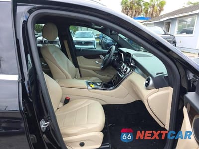 Piąte zdjęcie samochodu w środku: 2017 MERCEDES-BENZ GLC 300 VIN:WDC0G4JB4HF182047 - miniatura