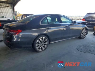 Trzecie zdjęcie samochodu z tyłu: 2022 MERCEDES-BENZ E 350 VIN:W1KZF8DB1NB022011 - miniatura